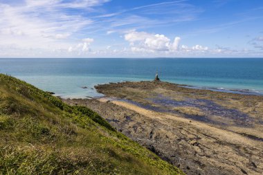Granville 'deki Pointe du Roc' ta küçük deniz feneri kayaları işaret ediyor.
