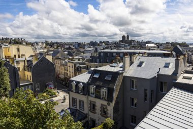 Granville ve Saint-Paul Kilisesi 'nin çatı manzarası.