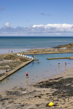 Granville 'deki Plat Gousset sahilinde deniz yüzme havuzu.