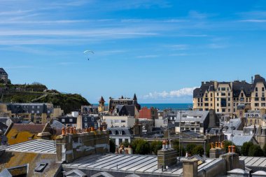 Granville şehir merkezinin üstündeki paraglider