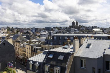 Granville ve Saint-Paul Kilisesi 'nin çatı manzarası.