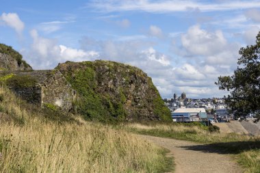Yüzbaşı Lihou 'dan Saint-Paul Kilisesi' nin egemen olduğu Granville şehir merkezi.