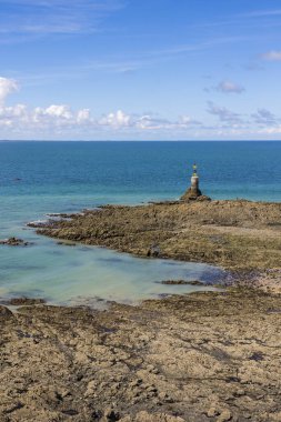 Granville 'deki Pointe du Roc' ta küçük deniz feneri kayaları işaret ediyor.