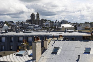 Granville ve Saint-Paul Kilisesi 'nin çatı manzarası.