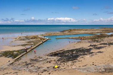 Granville 'deki Plat Gousset sahilinde deniz yüzme havuzu.
