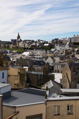 Granville şehir merkezinin üstündeki paraglider