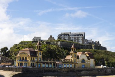 Şehrin aşağısındaki Granville Kumarhanesi, Plat Gousset plajının kenarında.