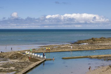 Granville 'deki Plat Gousset sahilinde deniz yüzme havuzu.