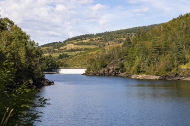 La Valla-en-Gier köyündeki Rive Barajı Pilat Bölgesel Doğal Parkı 'nda, Saint-Etienne Metropolis' e içme suyu sağlanması planlanıyordu.