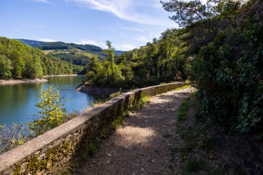 Le Ban nehri üzerinde, Pilat Bölgesel Parkı 'nda bulunan Barrage de la Rive tarafından oluşturulan gölün etrafından dolaşmanızı sağlayan patika.