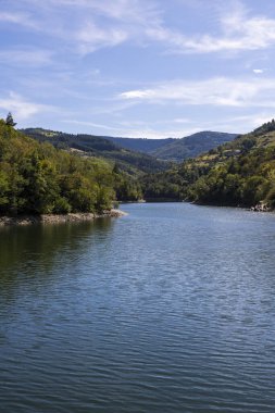 Le Ban nehri üzerinde, Pilat Bölgesel Parkı 'nda Barrage de la Rive tarafından oluşturulan göl.