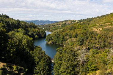 Pilat Bölgesel Parkı 'ndaki Le Gier nehrinde Soulage Barajı' nın oluşturduğu göl.