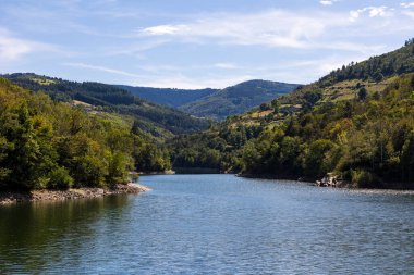 Le Ban nehri üzerinde, Pilat Bölgesel Parkı 'nda Barrage de la Rive tarafından oluşturulan göl.