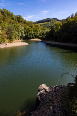 Le Ban nehri üzerinde, Pilat Bölgesel Parkı 'nda Barrage de la Rive tarafından oluşturulan göl.