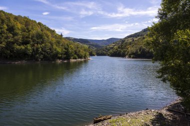 Le Ban nehri üzerinde, Pilat Bölgesel Parkı 'nda Barrage de la Rive tarafından oluşturulan göl.