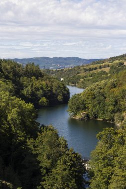 Pilat Bölgesel Parkı 'ndaki Le Gier nehrinde Soulage Barajı' nın oluşturduğu göl.