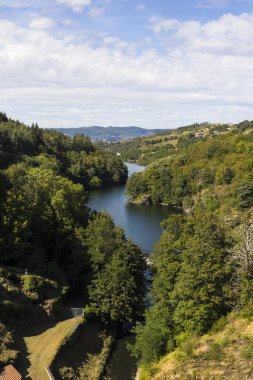 Pilat Bölgesel Parkı 'ndaki Le Gier nehrinde Soulage Barajı' nın oluşturduğu göl.