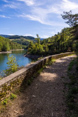 Le Ban nehri üzerinde, Pilat Bölgesel Parkı 'nda bulunan Barrage de la Rive tarafından oluşturulan gölün etrafından dolaşmanızı sağlayan patika.