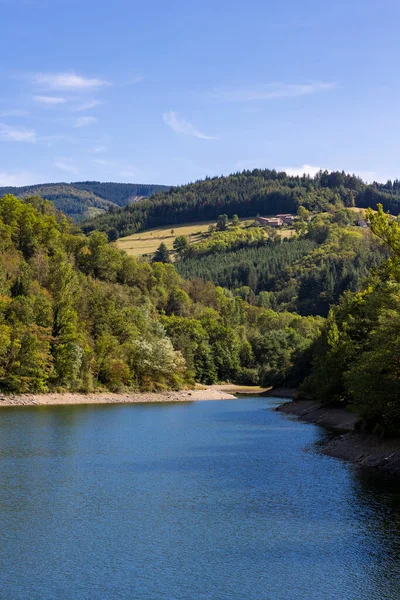 Le Ban nehri üzerinde, Pilat Bölgesel Parkı 'nda Barrage de la Rive tarafından oluşturulan göl.