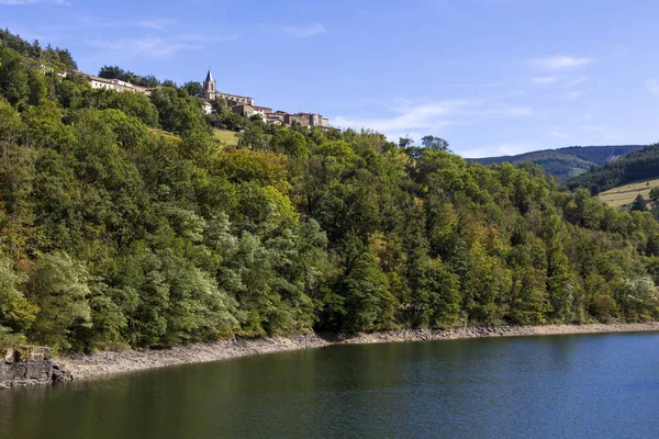 La Valla-en-Gier köyü, Le Ban nehri üzerindeki Barrage de la Rive nehrinin üzerindeki Pilat Bölgesel Parkı 'nda kurulmuştur.