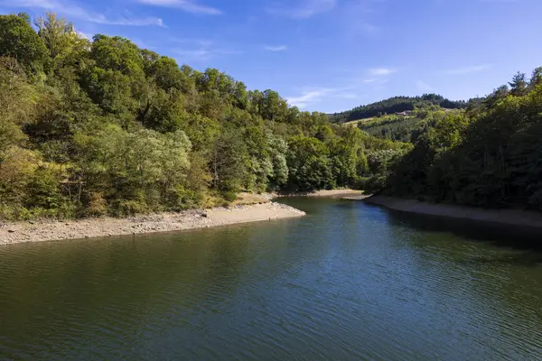 Le Ban nehri üzerinde, Pilat Bölgesel Parkı 'nda Barrage de la Rive tarafından oluşturulan göl.