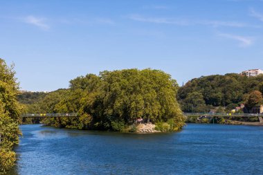 Aklı başında Barbe Adası, Lyon ve Caluire-et-Cuire arasında.