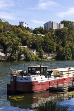 Lyon 'daki Quai Paul Sdallian' daki Sane Nehri 'ne demir atmış.