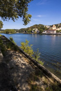 Sane Nehri 'ndeki Barbe Adası Panoraması ve Lyon ile Caluire-et-Cuire arasındaki Cuire Şatosu.