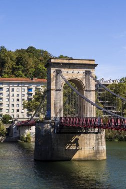 Mazaryk köprüsü ve merkez iskelesi Lyon 'daki Sane Nehri' ni geçiyor.