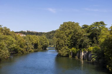 Lyon 'da, Barbe Adası' nın yakınlarındaki Akıl Hastanesi 'nin kıyısında yeşil iskele.