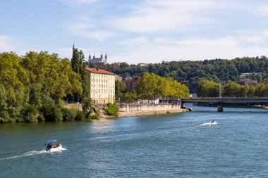 Lyon şehir merkezine doğru Sane Nehri 'nde küçük bir tekne.