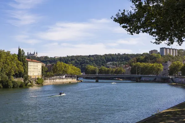 Lyon şehir merkezine doğru Sane Nehri 'nde küçük bir tekne.