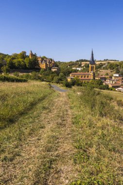 Şatosu ve kilisesi olan Jarnioux köyü.