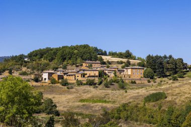 Cosset 'li Hamlet, yamaçta, Ville-sur-Jarnioux kasabasında.