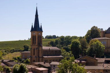 Beaujolais 'deki Jarnioux köyündeki Saint-Etienne Kilisesi' nin altın çan kulesi.