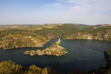 Loire 'da, Loire Vadisi' nin tepesindeki Essalois Kalesi 'nden oluşturulan yapay gölün ortasındaki Grangent Kalesi.