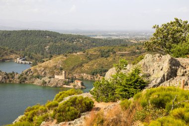 Grangent Şatosu, Loire 'da oluşturulan yapay gölün ortasındaki hidroelektrik barajın yanında.