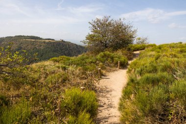 Essalois Kalesi, Grangent Gölü ve Loire Vadisi 'nin üstündeki tepede.