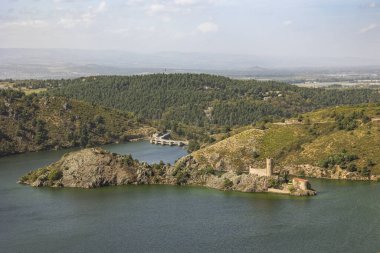 Grangent Şatosu, Loire 'da oluşturulan yapay gölün ortasındaki hidroelektrik barajın yanında.