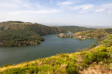 Grangent Gölü 'nün Panorama' sı, iki kalesi ve barajı, Loire Vadisi 'nin tepelerinden.