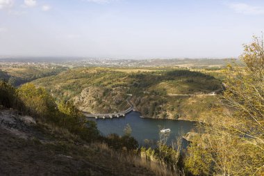 Loire Vadisi 'nde, yükseklerdeki Essalois Kalesi' nden Grangent hidroelektrik barajı.