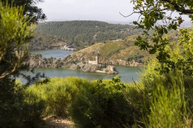 Grangent Şatosu, Loire 'da oluşturulan yapay gölün ortasındaki hidroelektrik barajın yanında.