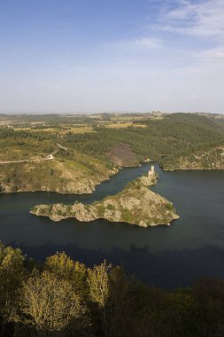 Loire 'da, Loire Vadisi' nin tepesindeki Essalois Kalesi 'nden oluşturulan yapay gölün ortasındaki Grangent Kalesi.