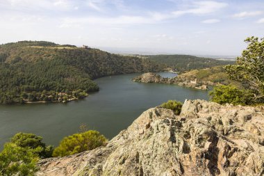 Grangent Gölü 'nün Panorama' sı, iki kalesi ve barajı, Loire Vadisi 'nin tepelerinden.