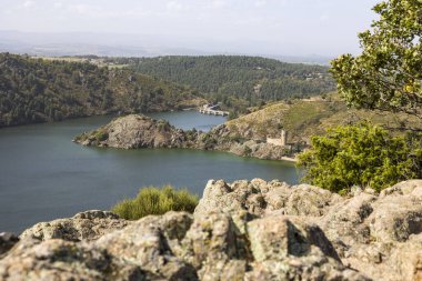 Grangent Şatosu, Loire 'da oluşturulan yapay gölün ortasındaki hidroelektrik barajın yanında.