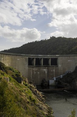 Loire Vadisi 'ndeki Grangent hidroelektrik barajı.