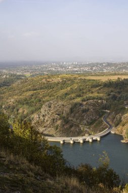 Loire Vadisi 'nde, yükseklerdeki Essalois Kalesi' nden Grangent hidroelektrik barajı.