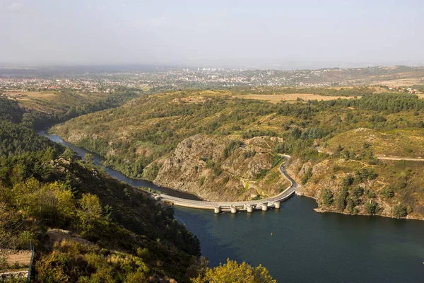 Loire Vadisi 'nde, yükseklerdeki Essalois Kalesi' nden Grangent hidroelektrik barajı.