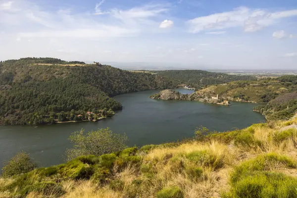 Grangent Gölü 'nün Panorama' sı, iki kalesi ve barajı, Loire Vadisi 'nin tepelerinden.