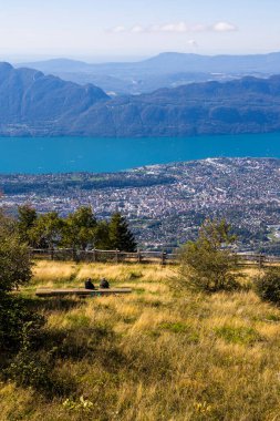 Bourget Gölü ve Mont Revard Belvedere 'den Aix-les-Bains kasabası